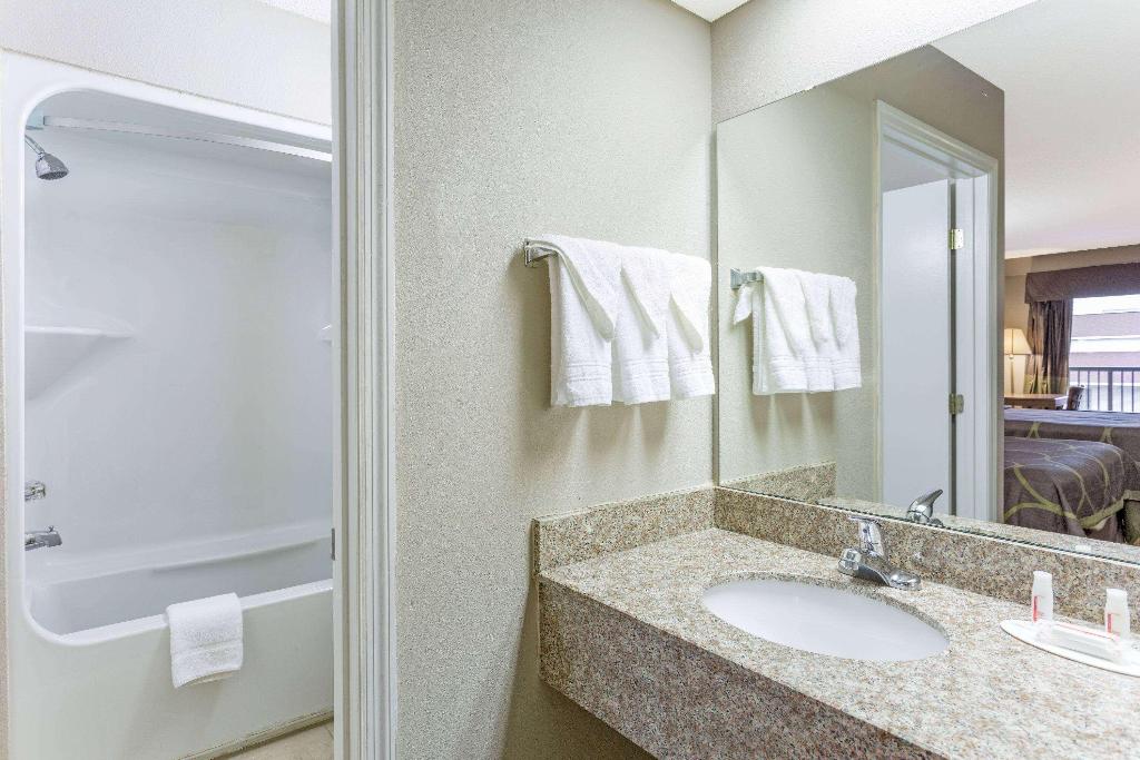 Super 8 by Wyndham Orangeburg