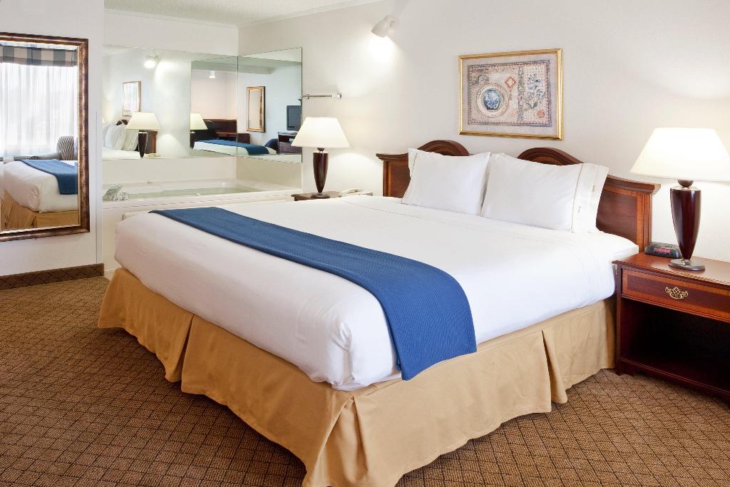 Holiday Inn Express & Suites Alliance