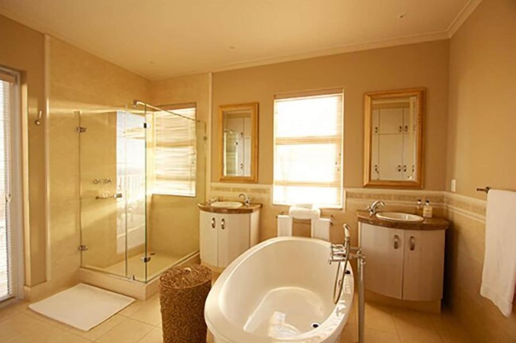 Pinnacle Point Beach & Golf Resort