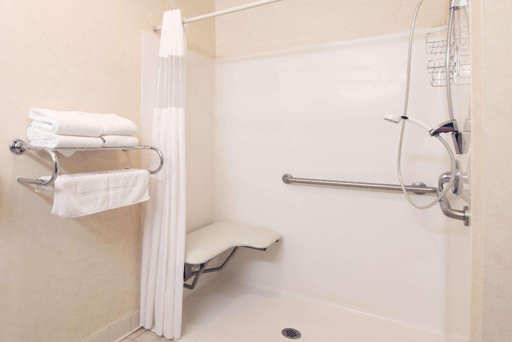 Howard Johnson Hotel & Suites by Wyndham Oacoma