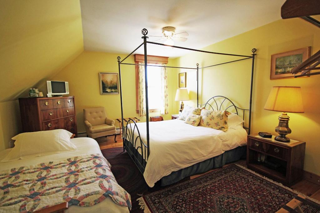Highland Lake Inn
