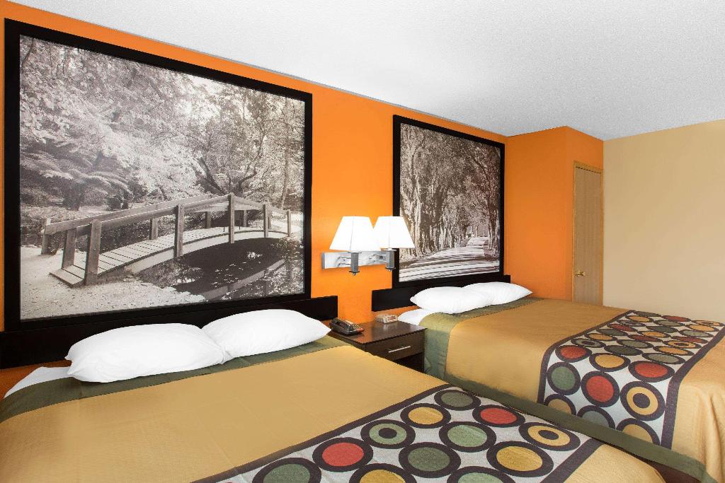 Super 8 By Wyndham Clive/W Des Moines