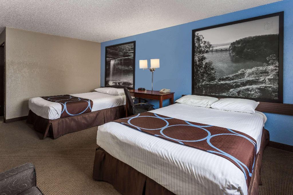 Super 8 by Wyndham Dubuque