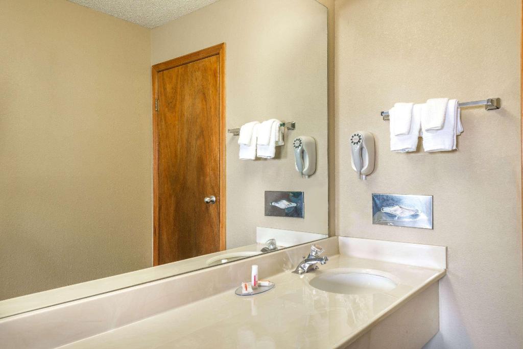 Super 8 by Wyndham Vandalia/Dayton Intl Airport