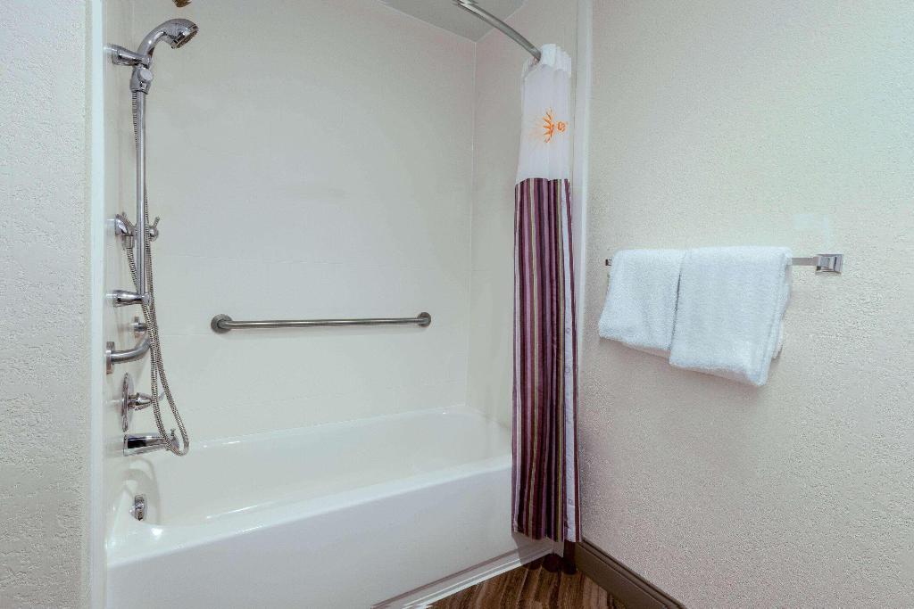 La Quinta Inn & Suites by Wyndham Detroit Utica