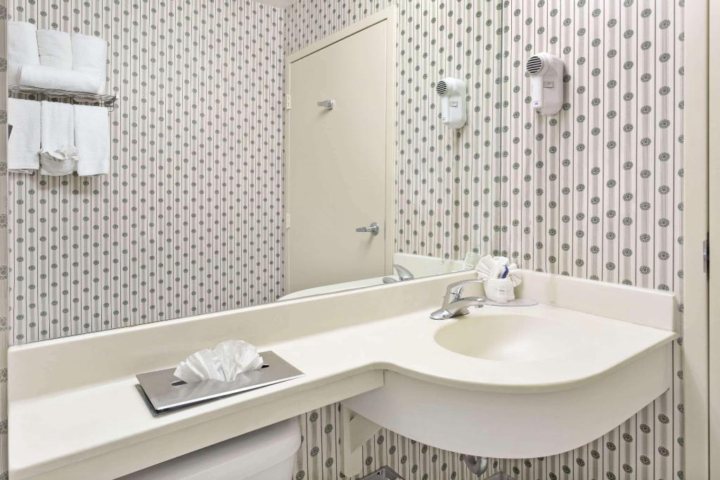 Microtel Inn & Suites By Wyndham Denver