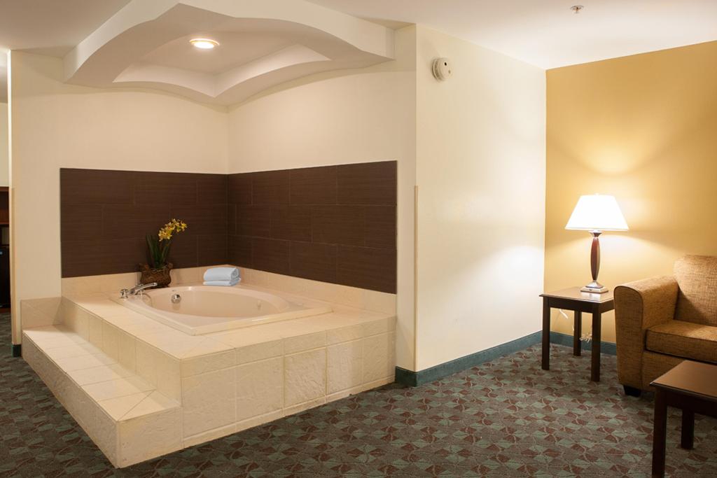 Holiday Inn Express & Suites Canton