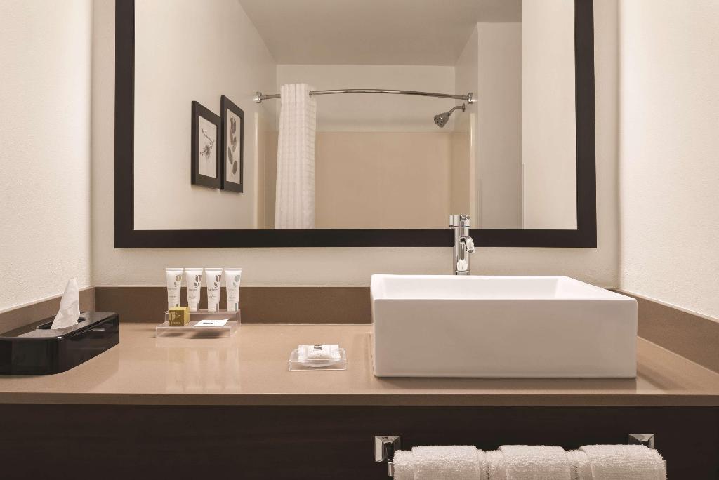 Country Inn & Suites Dubuque