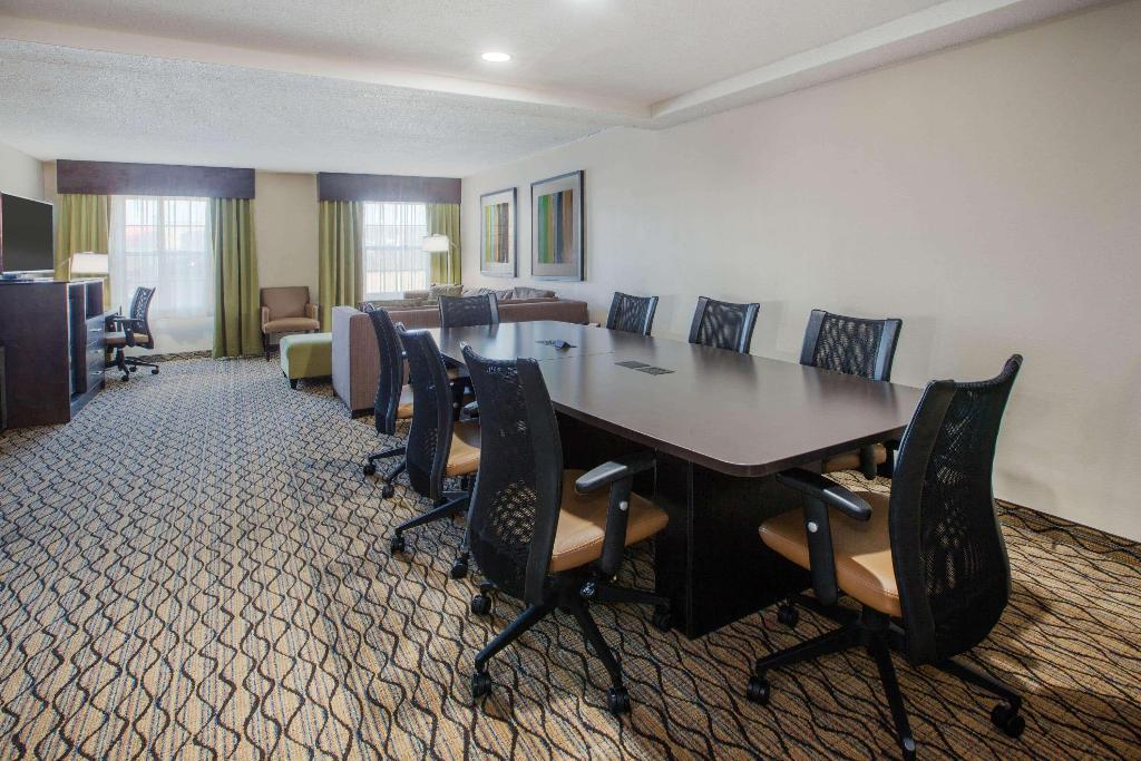 Wingate by Wyndham Roseville Detroit