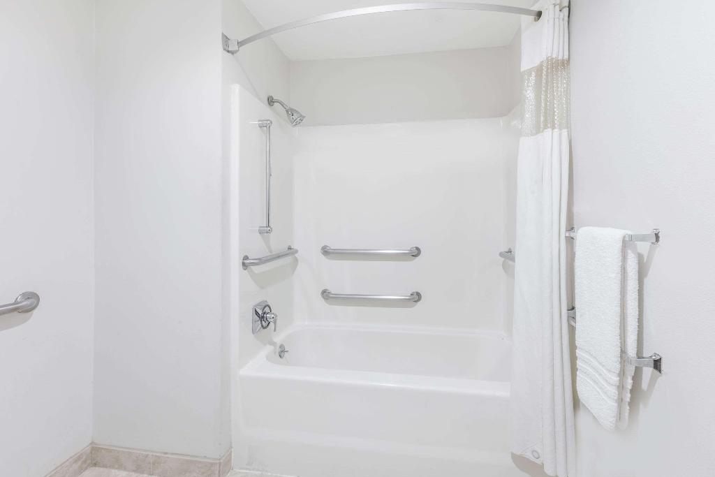 Baymont by Wyndham Arlington At Six Flags Dr