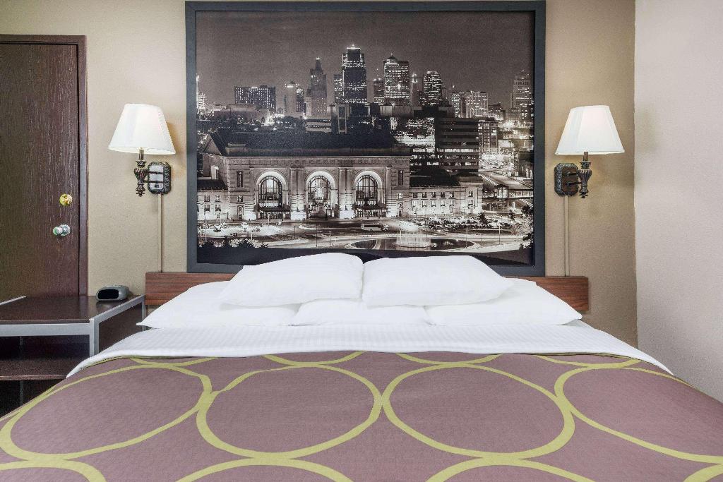 Super 8 by Wyndham Warrensburg