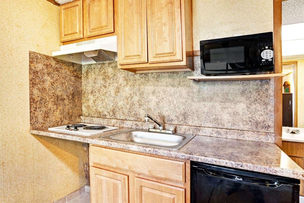 Knights Inn Detroit Area / Sterling Heights