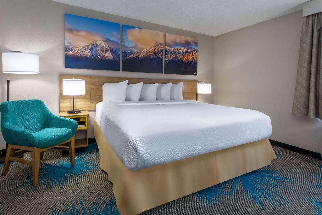 Days Inn & Suites by Wyndham Denver INTL