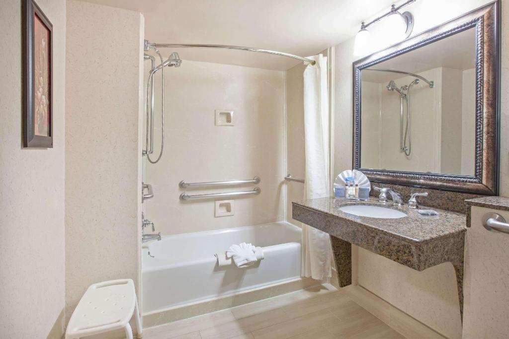 Holiday Inn Express & Suites Arlington North