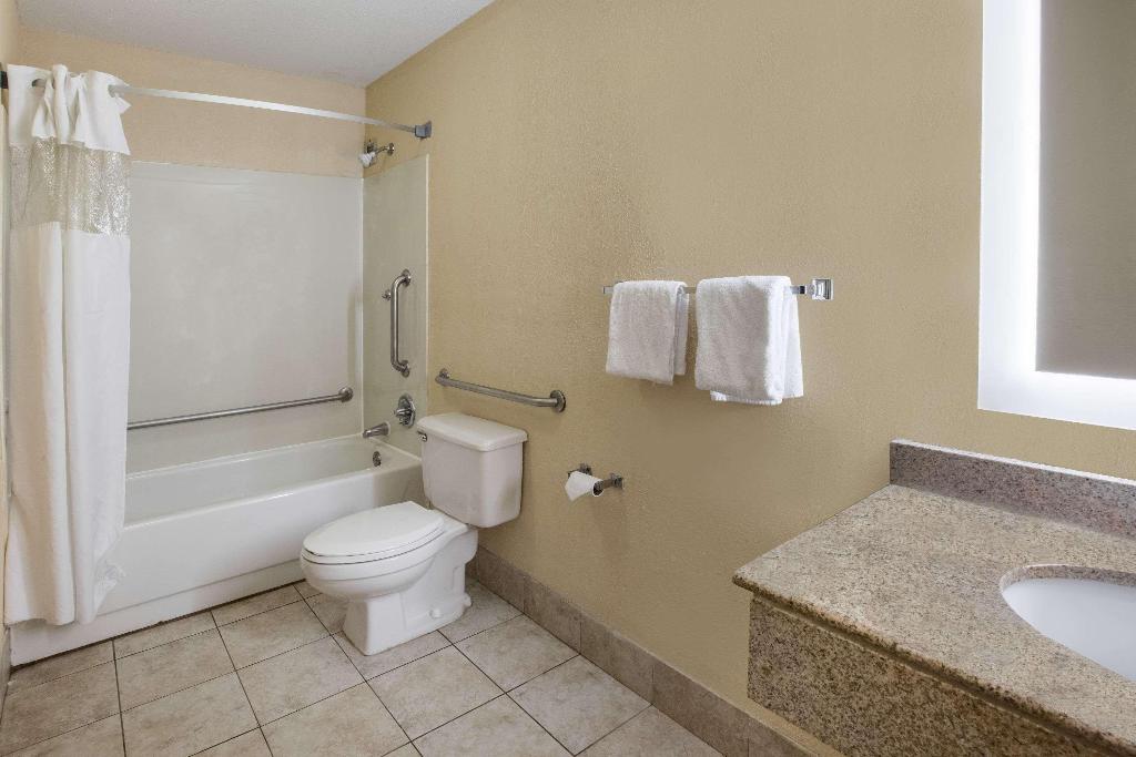 Howard Johnson by Wyndham Romulus Detroit  Airport