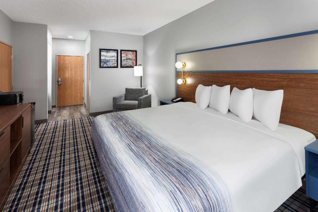 AmericInn by Wyndham Eagle River Downtown