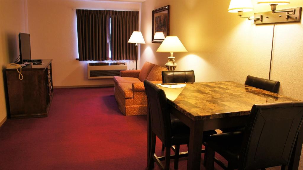 Pictured Rocks Inn & SuitesWebsiteDirections