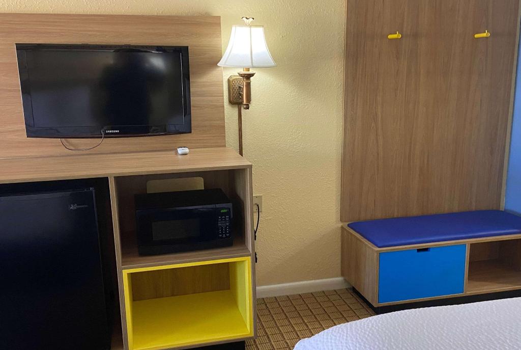 Days Inn by Wyndham Clinton MS
