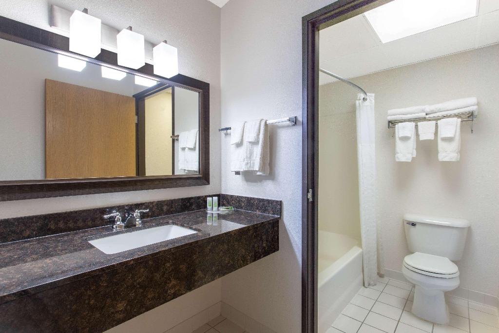 AmericInn by Wyndham Eau Claire