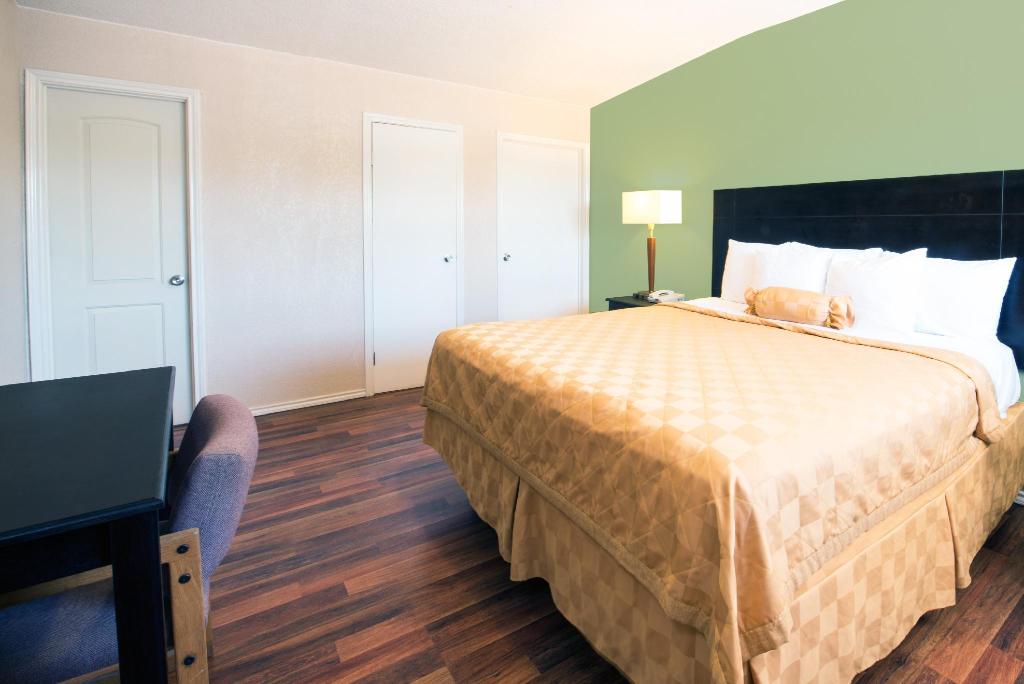 Knights Inn & Suites Eagle Pass