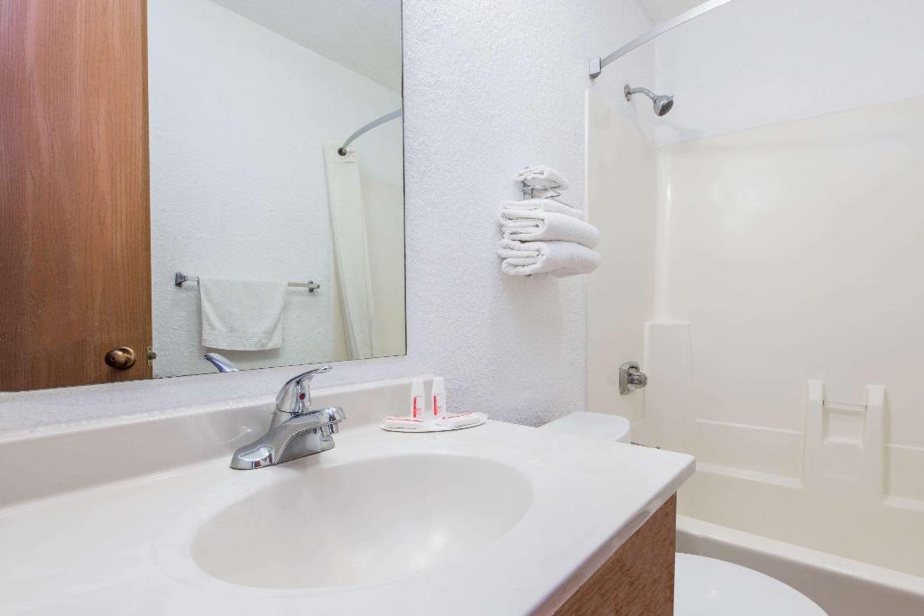 Super 8 by Wyndham Elizabethtown