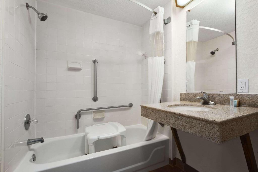 Travelodge by Wyndham Outer Banks/Kill Devil Hills