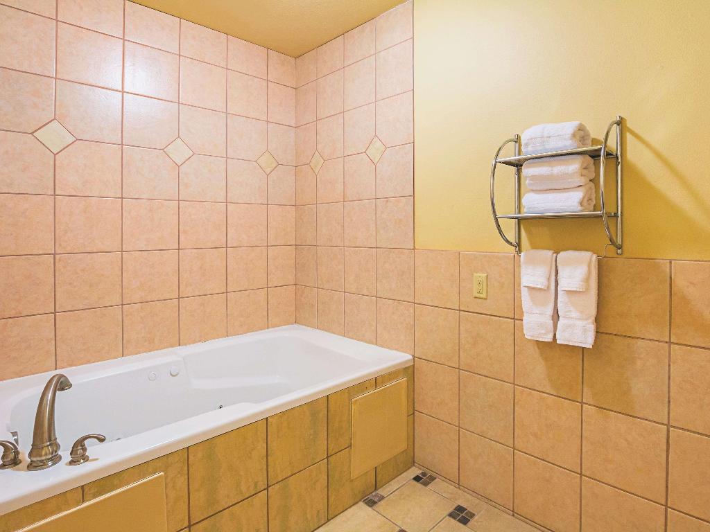 La Quinta Inn and Suites Forest Hill/ Fort Worth