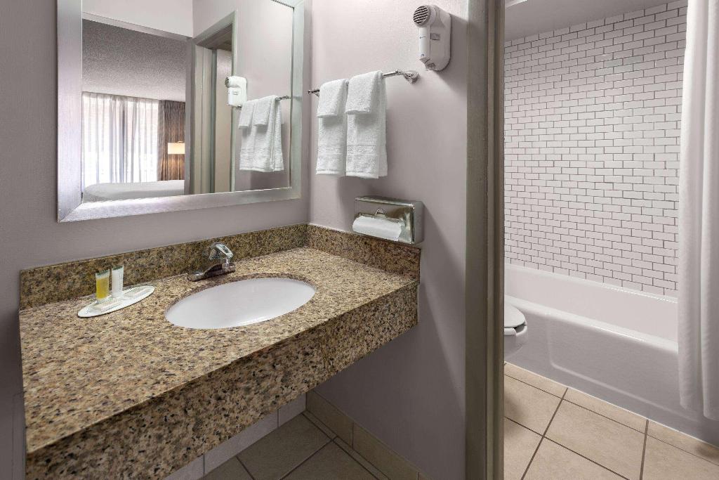 Days Inn by Wyndham Frederick