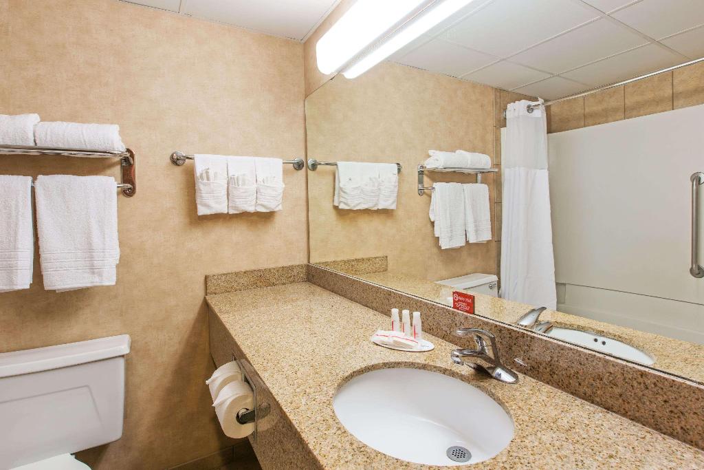Ramada by Wyndham Sioux Falls Arpt & Suites