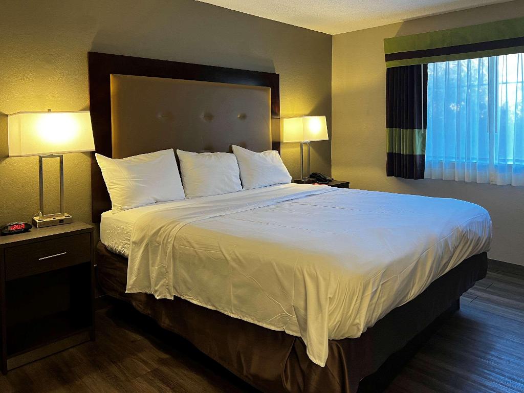 Econo Lodge Spring Lake near Fort Bragg