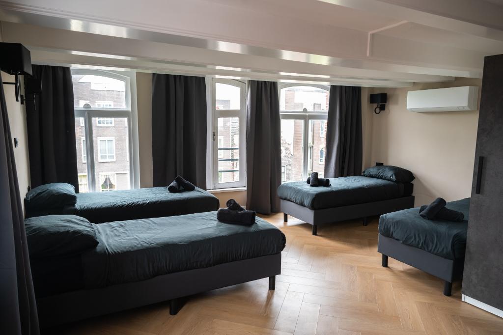 Hotel 83