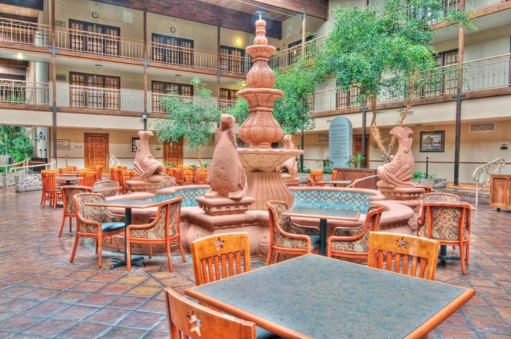 MCM Elegante Suites