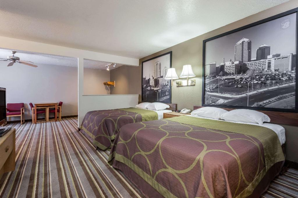 Super 8 by Wyndham Bernalillo