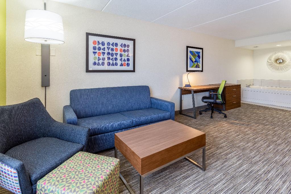 Holiday Inn Express Suites Cedar Falls Waterloo