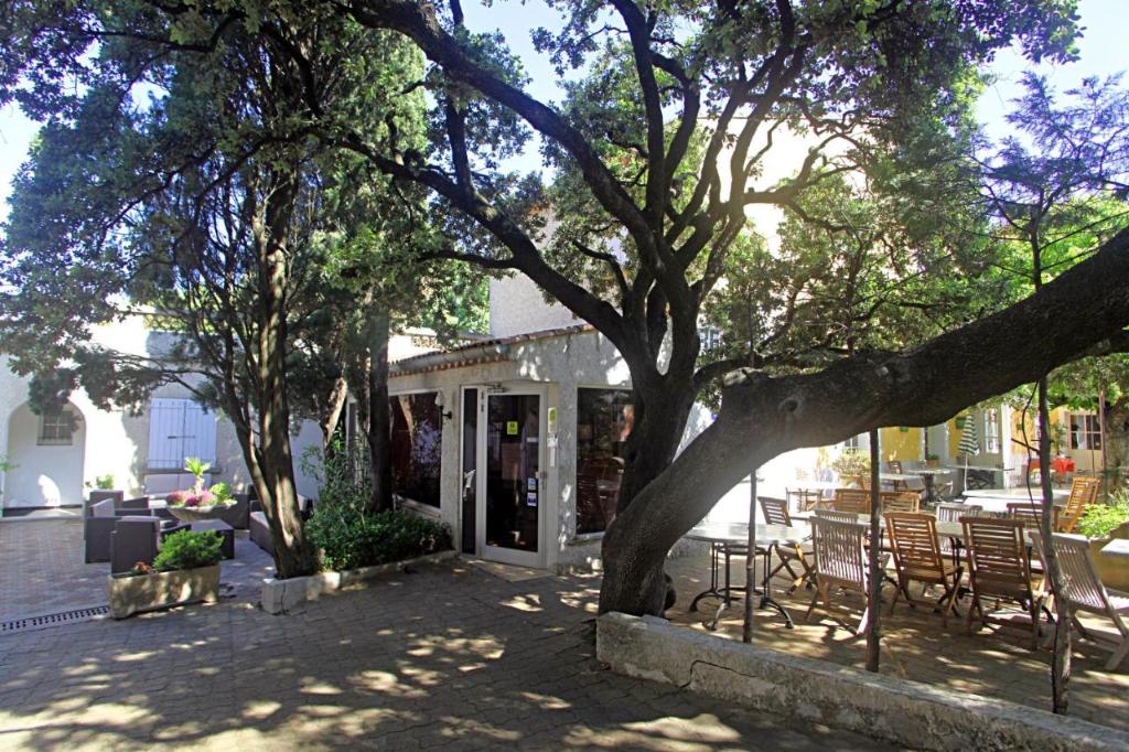 Logis Hotel Le Petit Manoir And Restaurant La Tonelle