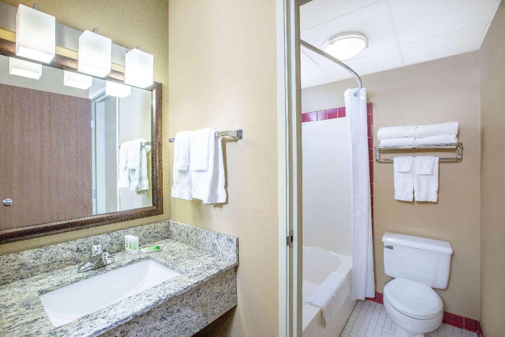 AmericInn by Wyndham Clear Lake