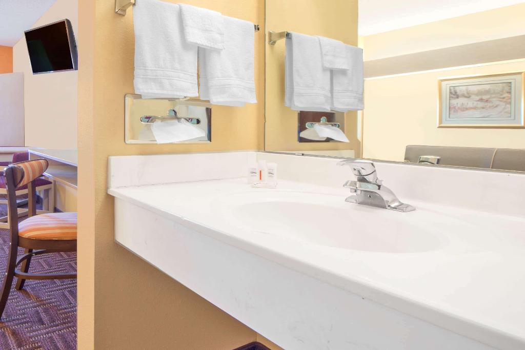 Longhorn Inn & Suites