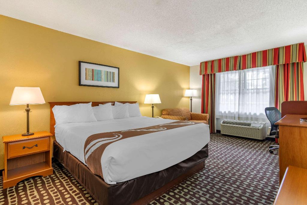 Quality Inn Fayetteville Nr Historic Downtown Sq