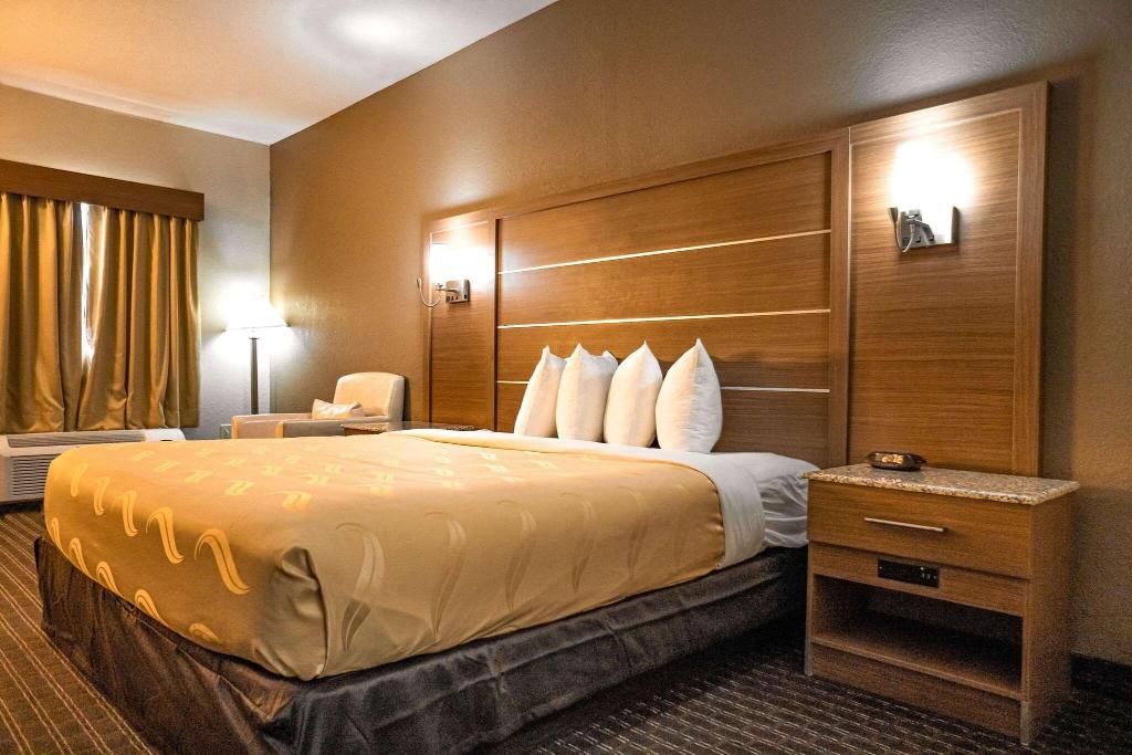 Quality Inn & Suites Near Six Flags - Austell