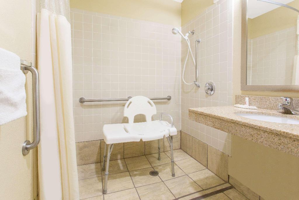 Days Inn & Suites by Wyndham Waterloo