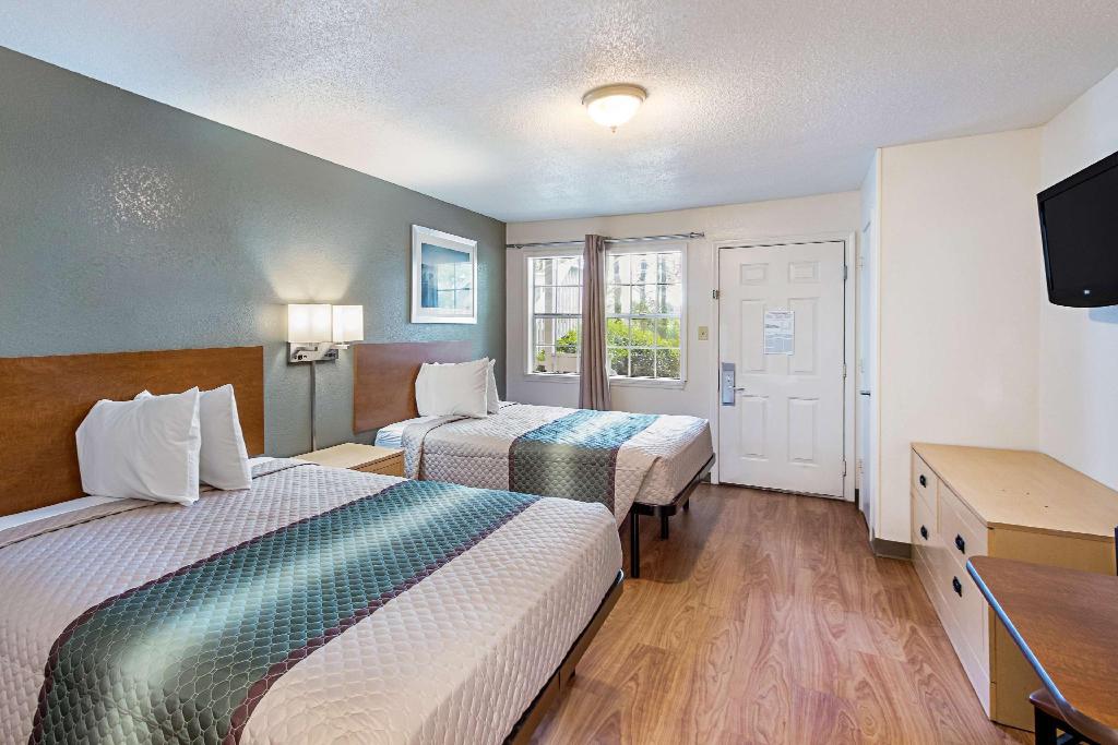 HomeTowne STU by Red Roof Atlanta-Lawrenceville