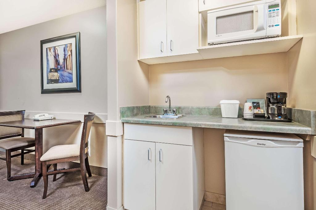 Super 8 by Wyndham Edmonton South