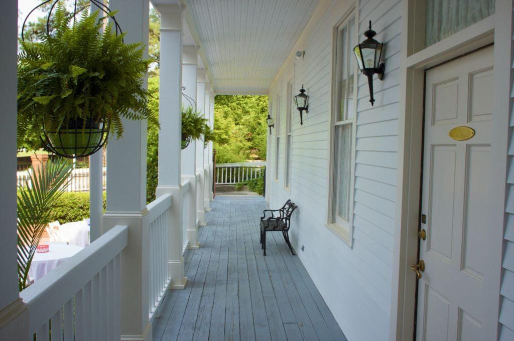Lookaway Inn