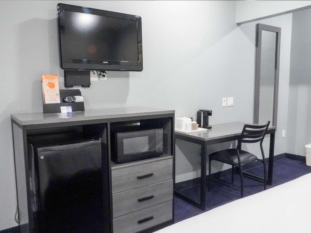 Americas Best Value Inn & Suites-Bush Int'l Airpor