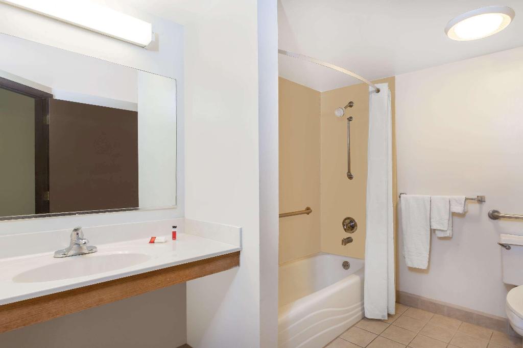 Super 8 by Wyndham Harrisburg Hershey West