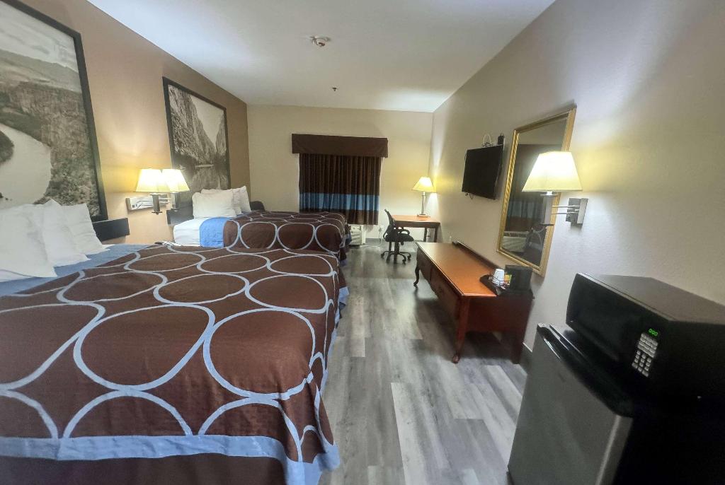 Hotel Piney Woods