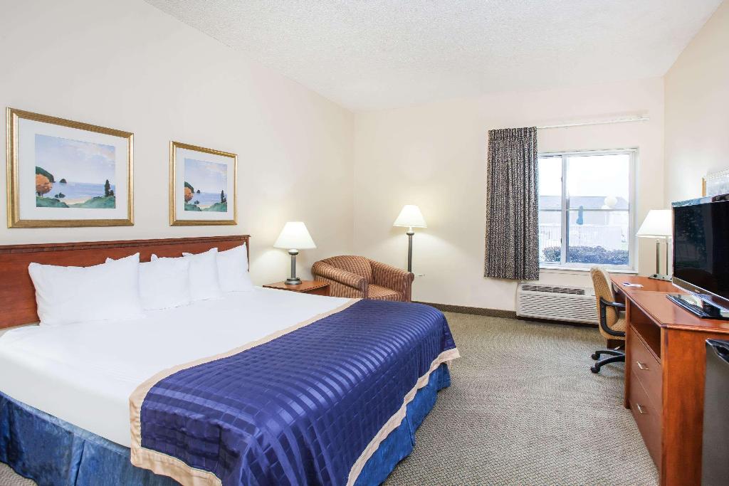 Baymont by Wyndham Hot Springs