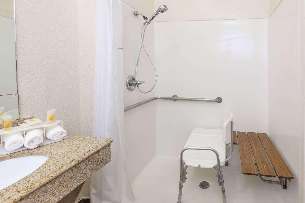 Days Inn & Suites by Wyndham Pasadena