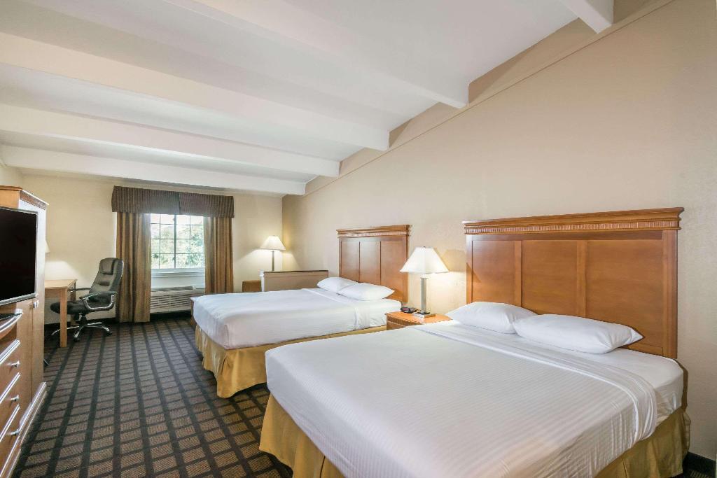 Super 8 by Wyndham Beaumont