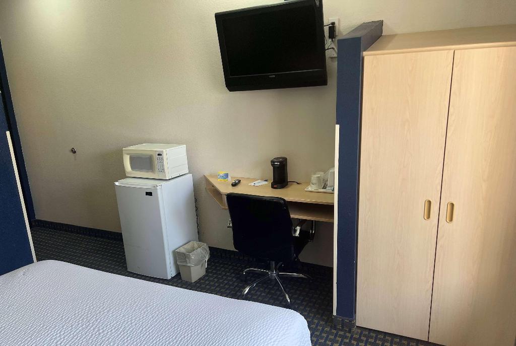 Days Inn & Suites by Wyndham Hutchinson